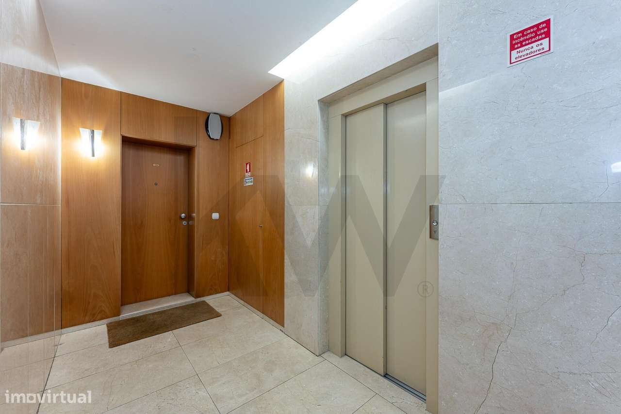 Excelente T5  em Condominio Fechado a Marechal Gomes da Costa, Porto-51