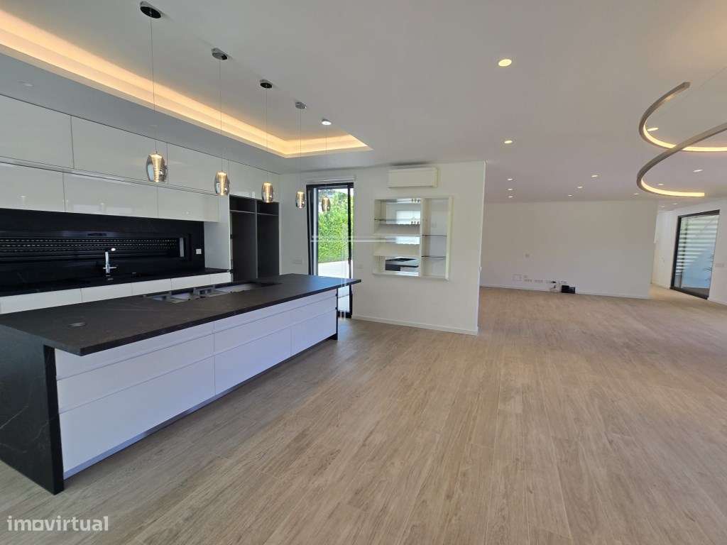 Moradia isolada T4, arquitetura contemporânea com garagem e piscina...-11