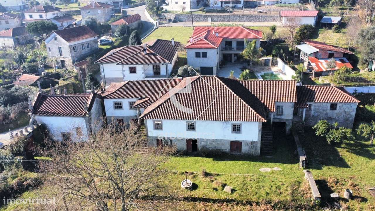 Casa do Sec XVII com capela, parcialmente recuperada. Aguiã, Arcos de - Grande imagem: 2/33