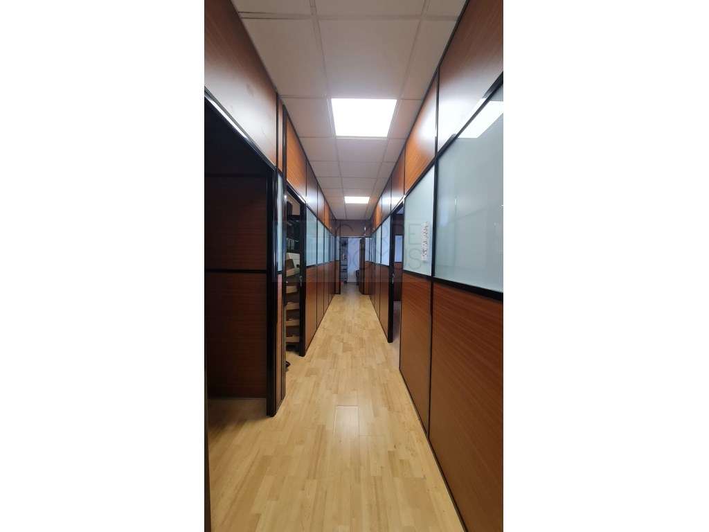 Amplo Armazém com escritórios na Nacional 10, Alverca do Ribatejo-25