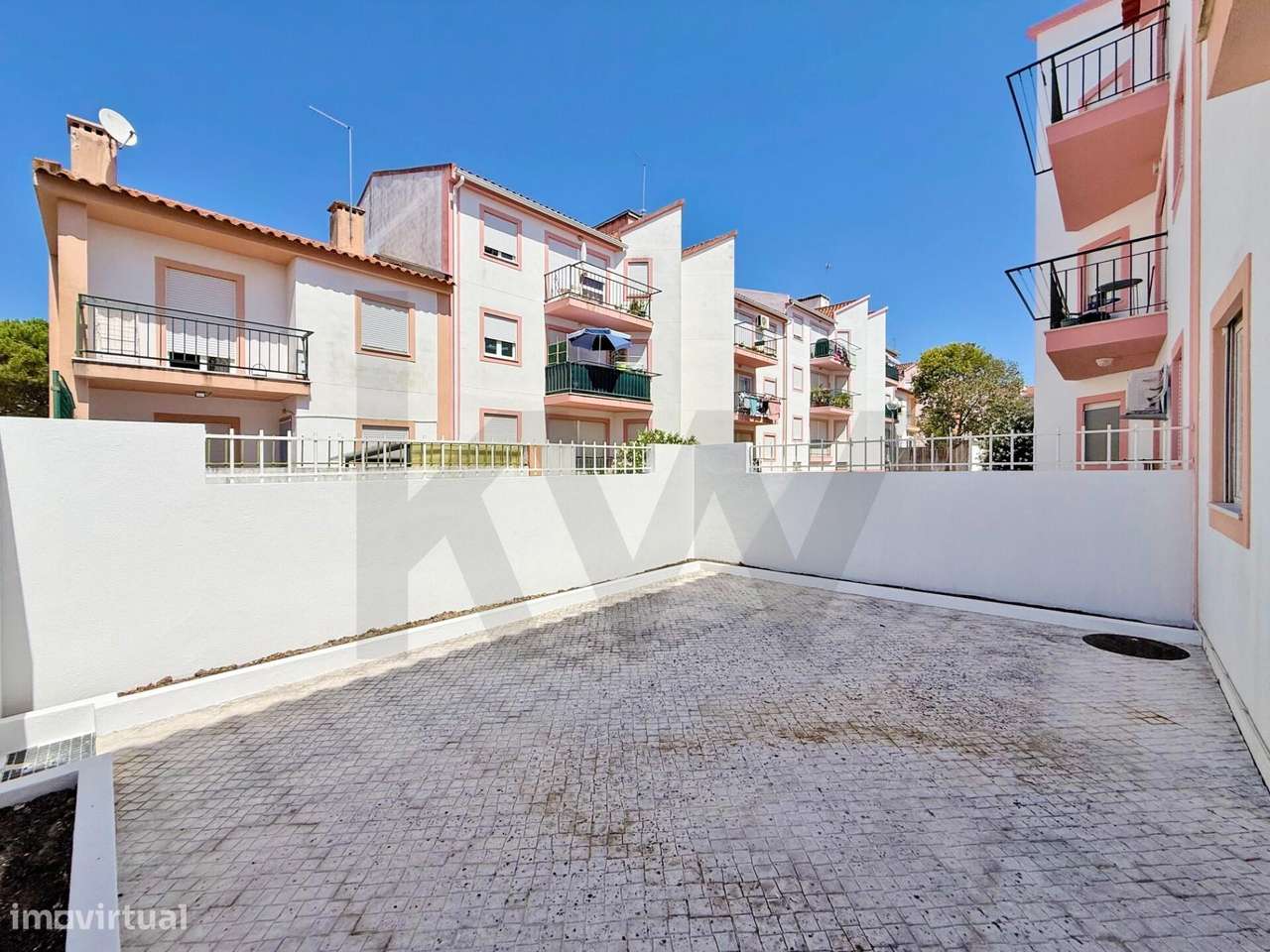 Moradia T3+1 com quintal, três pisos em Vila Nogueira de Azeitão-16