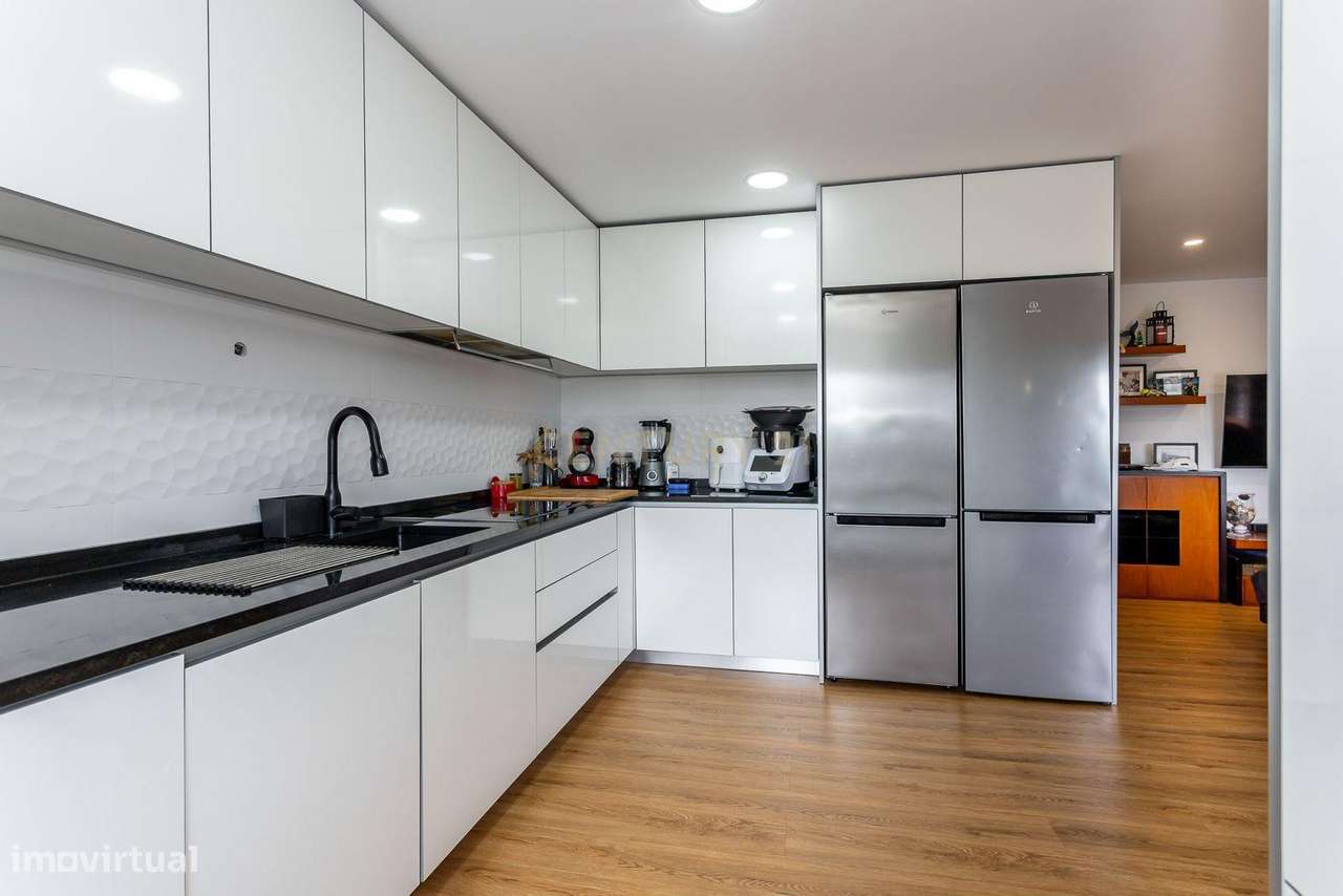 Apartamento T3 Remodelado com Arrecadação e Parqueamento-8