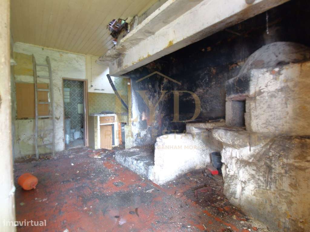 Moradia com terreno Para Restauro-6