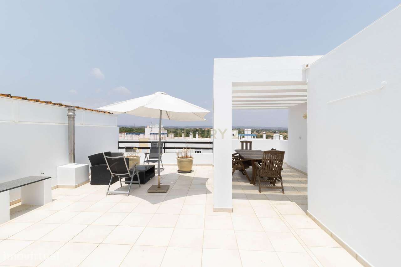 Apartamento T3 com Rooftop, Piscina Privada & Licença AL Transmissível - Grande imagem: 5/25