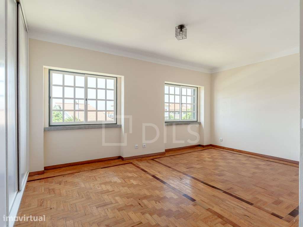 Moradia T8 isolada, com jardim e piscina no centro da Parede-37