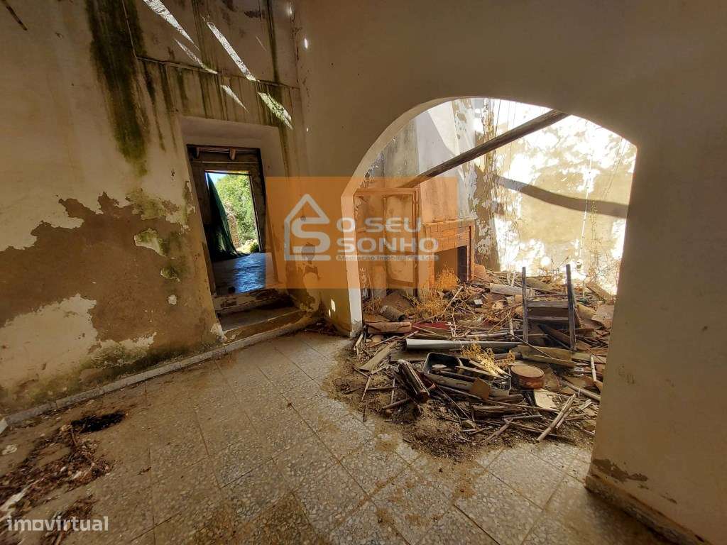 Moradia T2 com Projeto Aprovado com Piscina na Serra-12