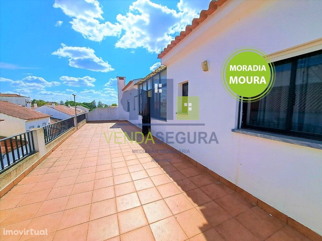 Moradia T4 com Garagem e Terraço | Zona da Porta Nova | Moura