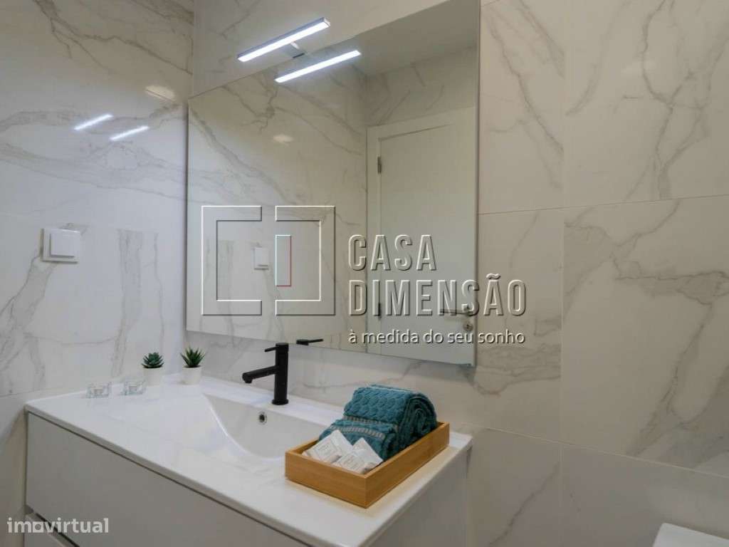 Apartamento de tipologia T3 com varandas em Benfica!!-30