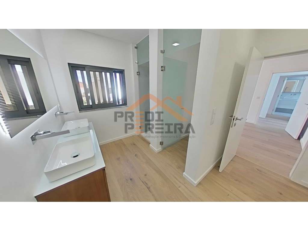 Moradia T4 em condomínio privado com piscina, no Fanqueiro em Loures-31