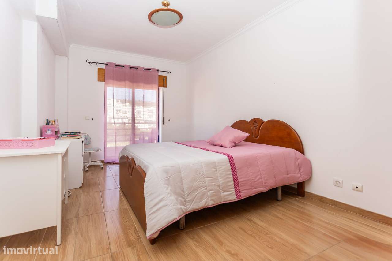Apartamento T2 em Sesimbra num condomínio com piscina-23