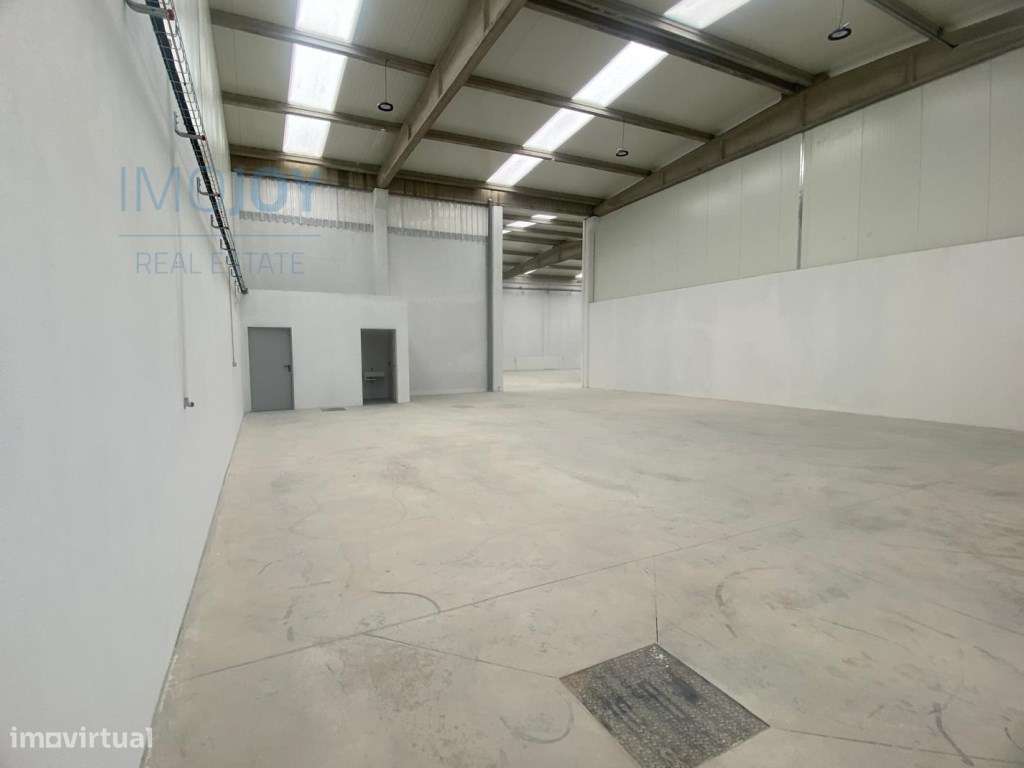 Armazém para Arrendamento na Zona Industrial do Pau Queimado no Mon... - Grande imagem: 2/9