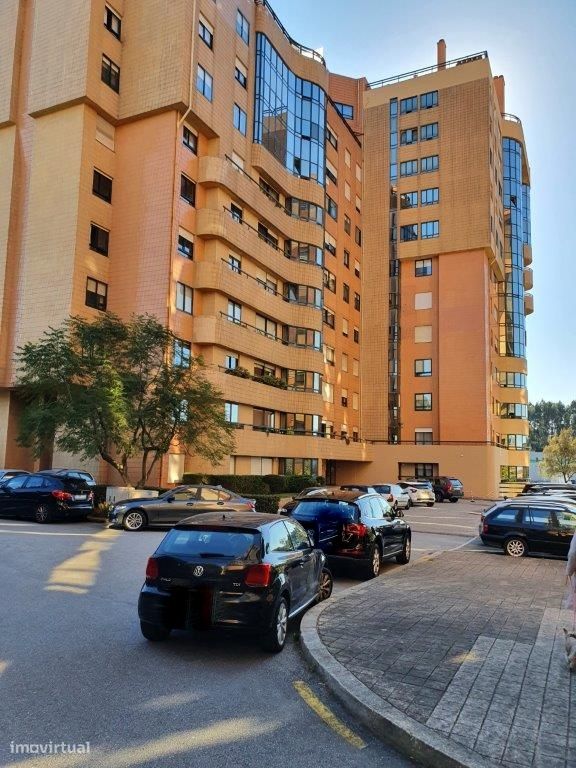 Apartamento T2 com lugar de garagem e arrumos, localizado no Jardins d