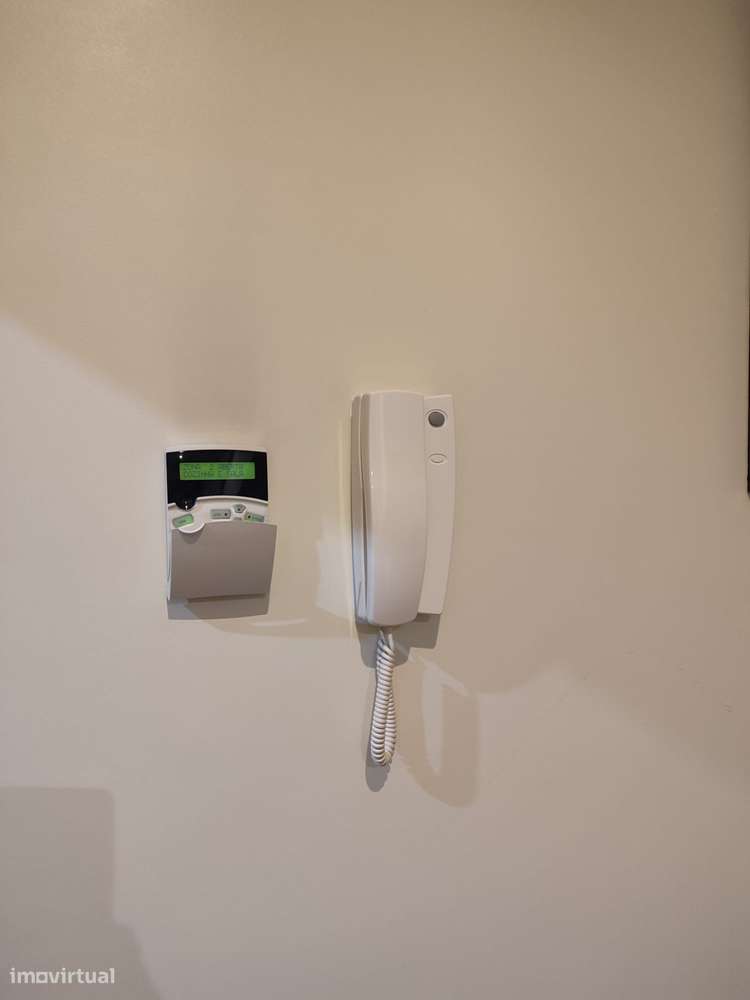 Moradia T4(2 suites) + escritório, cond.fechado à Estrada Nacional N.1-22