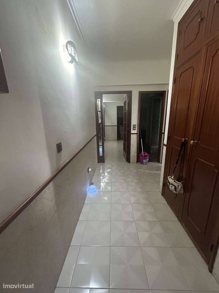 Apartamento T3 com varanda e garagem em Cacém-10
