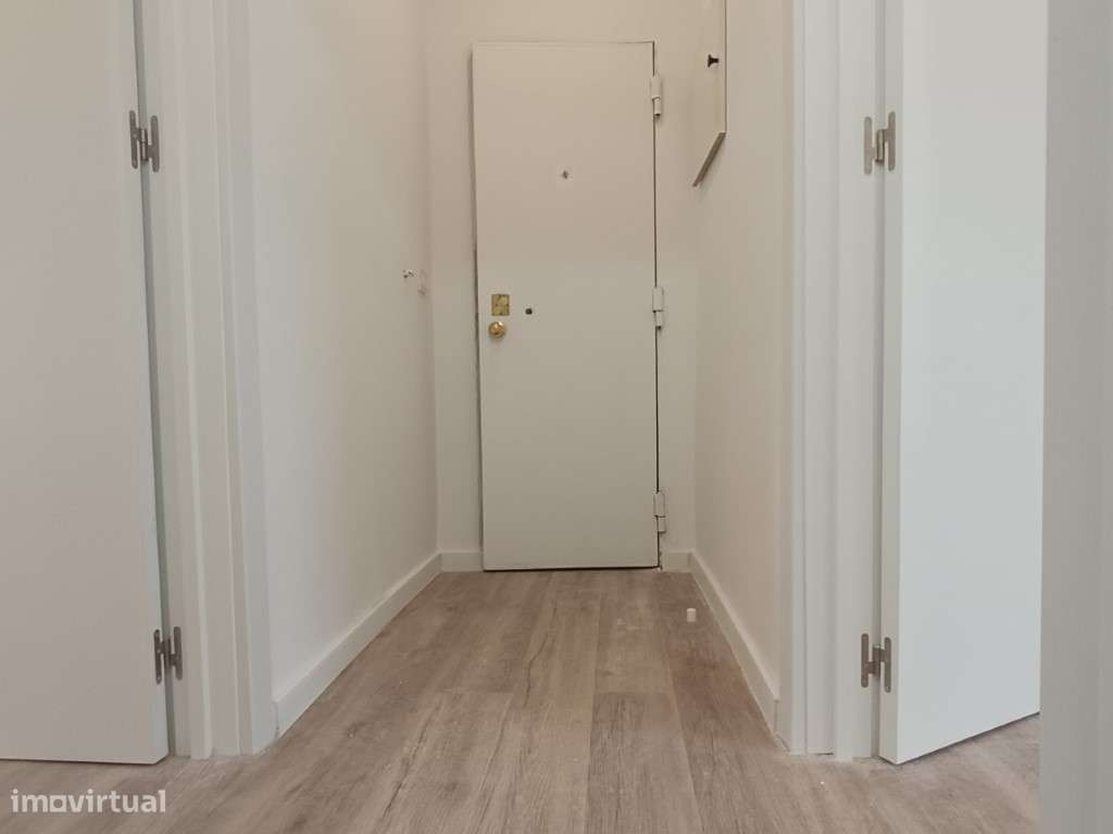 Apartamento T1 c/ Arrecadação Renovado em Porto Salvo-9