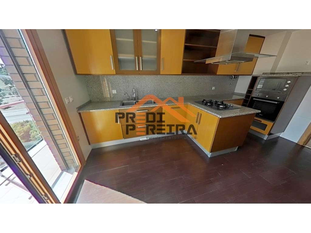 Apartamento T3 , com box para dois carros, localizado na Av. Amália... - Grande imagem: 5/38