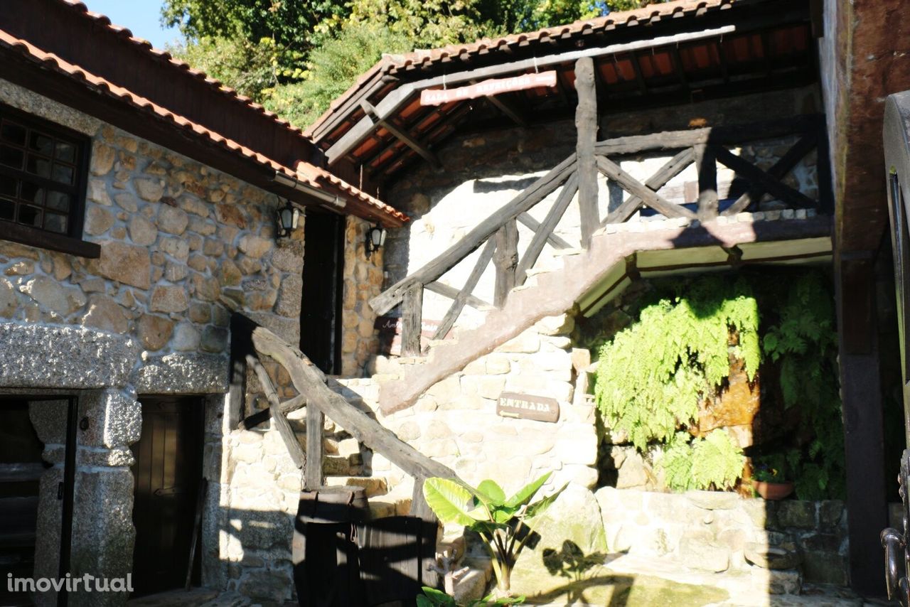 Restaurante rustico em pedra situado em Jugueiros, Felgueiras