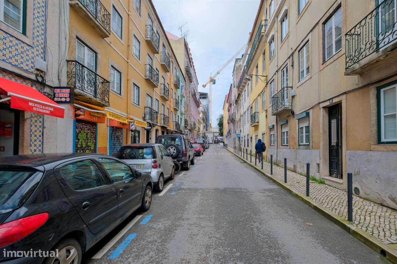 Apartamento T2 com licença para A.L. no centro de Lisboa-23