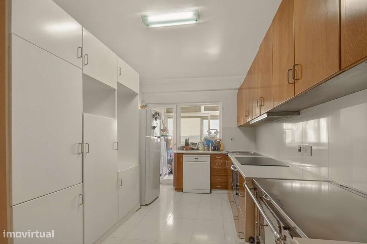 Apartamento T5 luminoso na Av. da Liberdade | Fundão-5