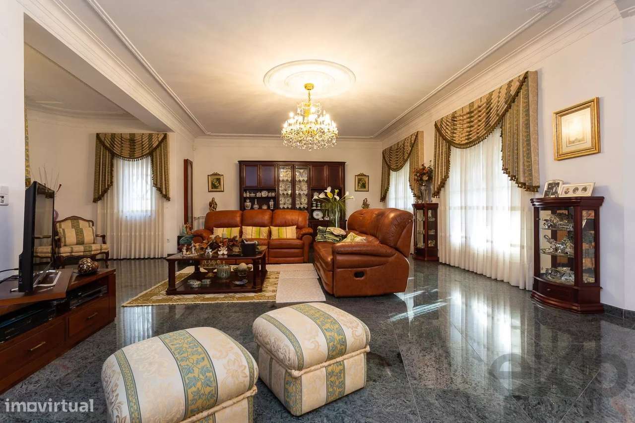 Moradia de Prestígio com Piscina-7