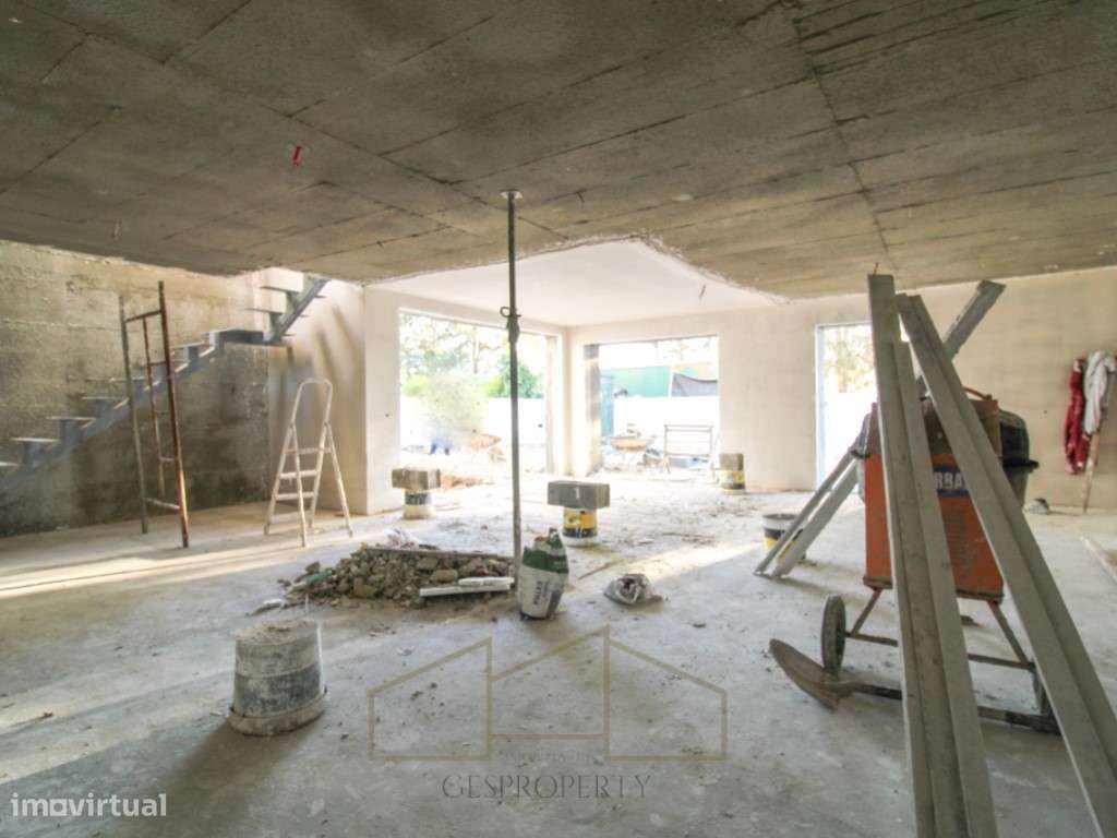 Moradia T4 Geminada com piscina na Sobreda-29