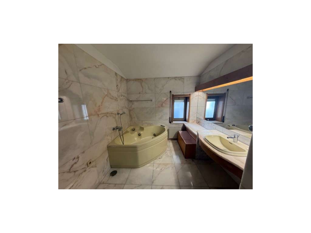 Moradia V3 na Senhora da Hora - Localização Premium!-24