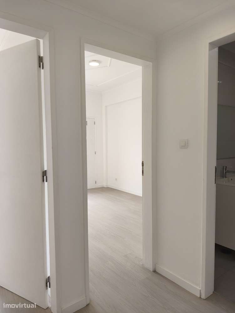 T2 Centro Queijas, Totalmente Remodelado, Junto aos CTT e P. Doce-15