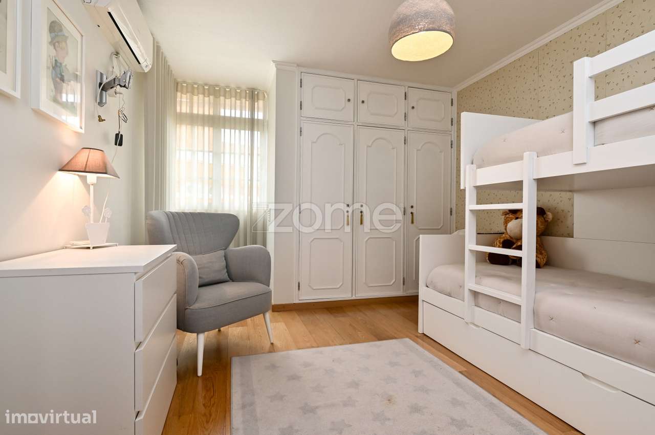 Moradia T3 + 1 remodelada, na Aldeia de Juso (Bairro Chesol)-15