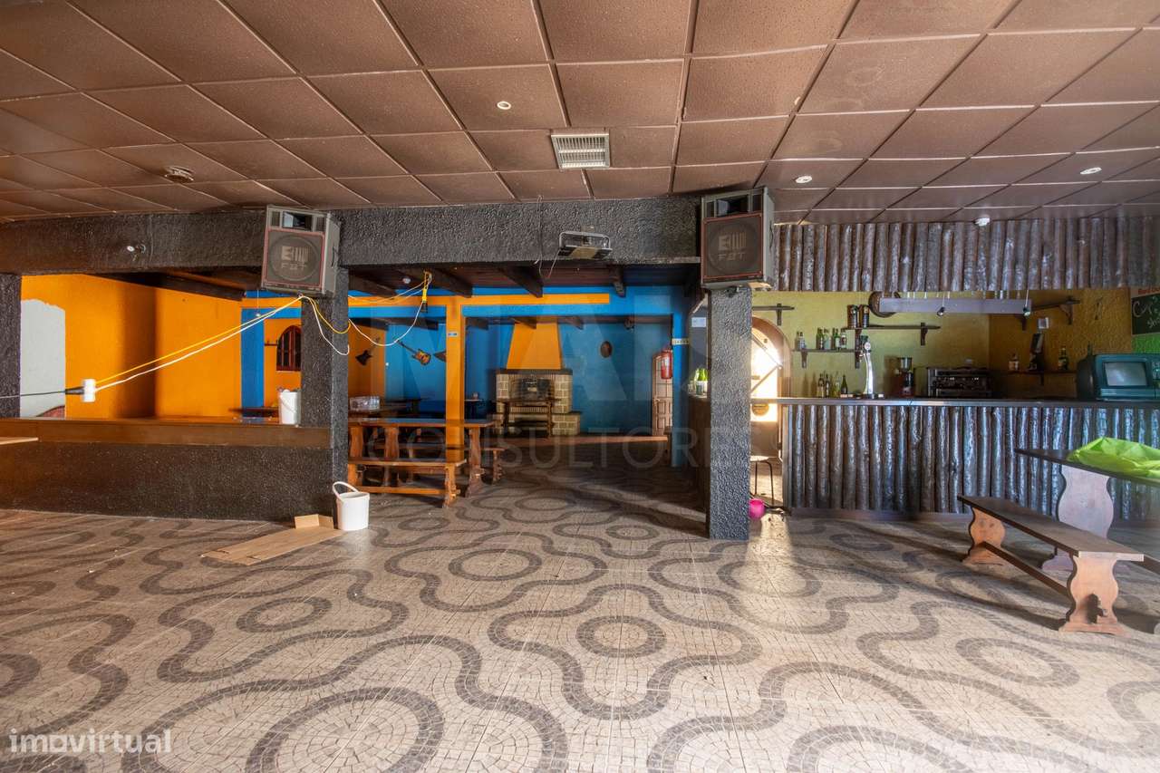 Edíficio térreo com uma área de construção de 524m2 inserido num te... - Grande imagem: 4/10