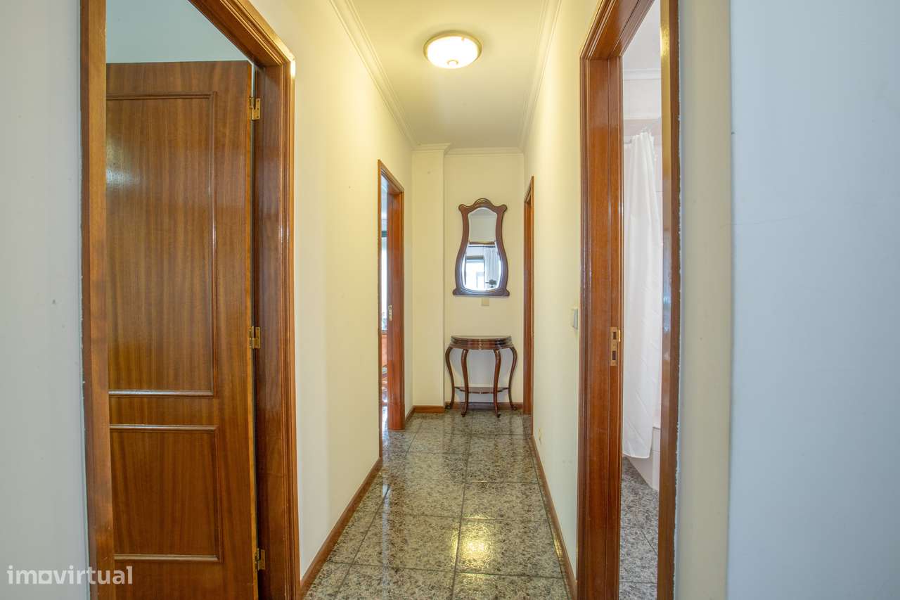 T2 +1 com 102 m² | Varanda | Perto do Metro e Baixa Ribeirinha-16