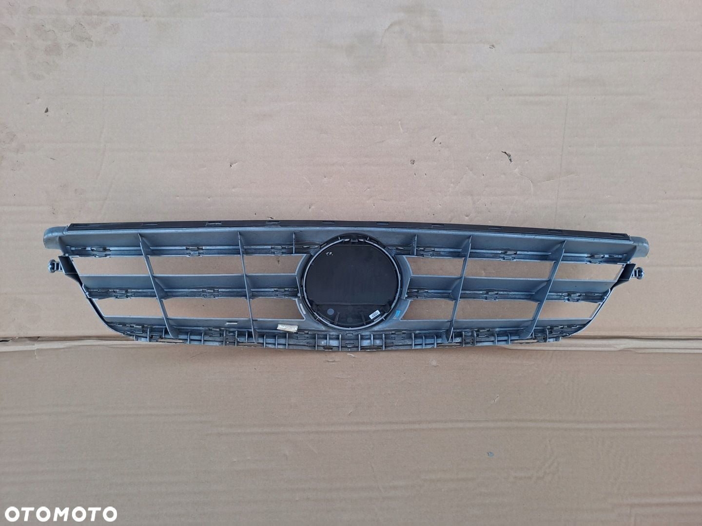 MERCEDES W204 GRILL ATRAPA GRILL RADAR UŻYWANA ŁADNA - 4