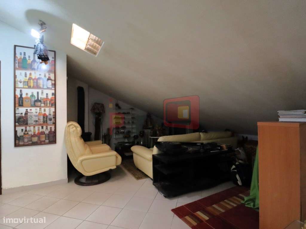 MORADIA T4 COM GARAGEM E TERRAÇO - MONTIJO-52