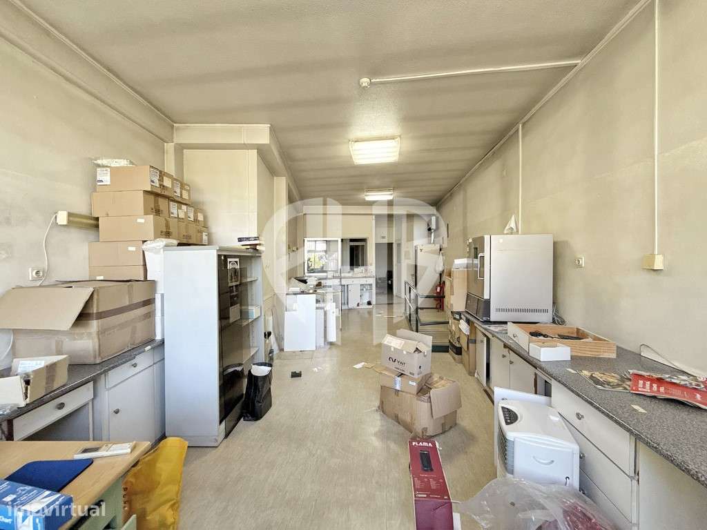 Edifício Comercial 2 Pisos // Rua do Padrão - Pedroso-31