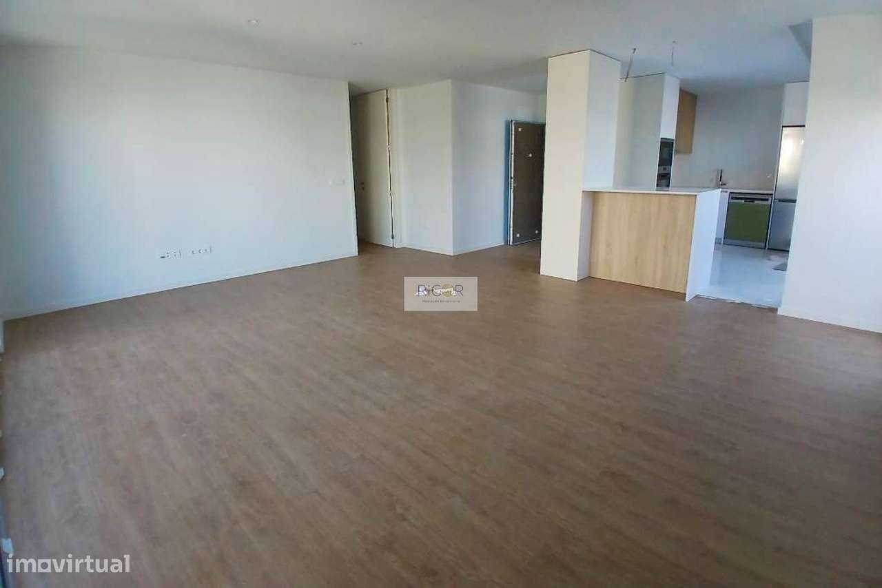 Apartamento T3 novo com varanda à Santa Rita, pronto a habitar-3