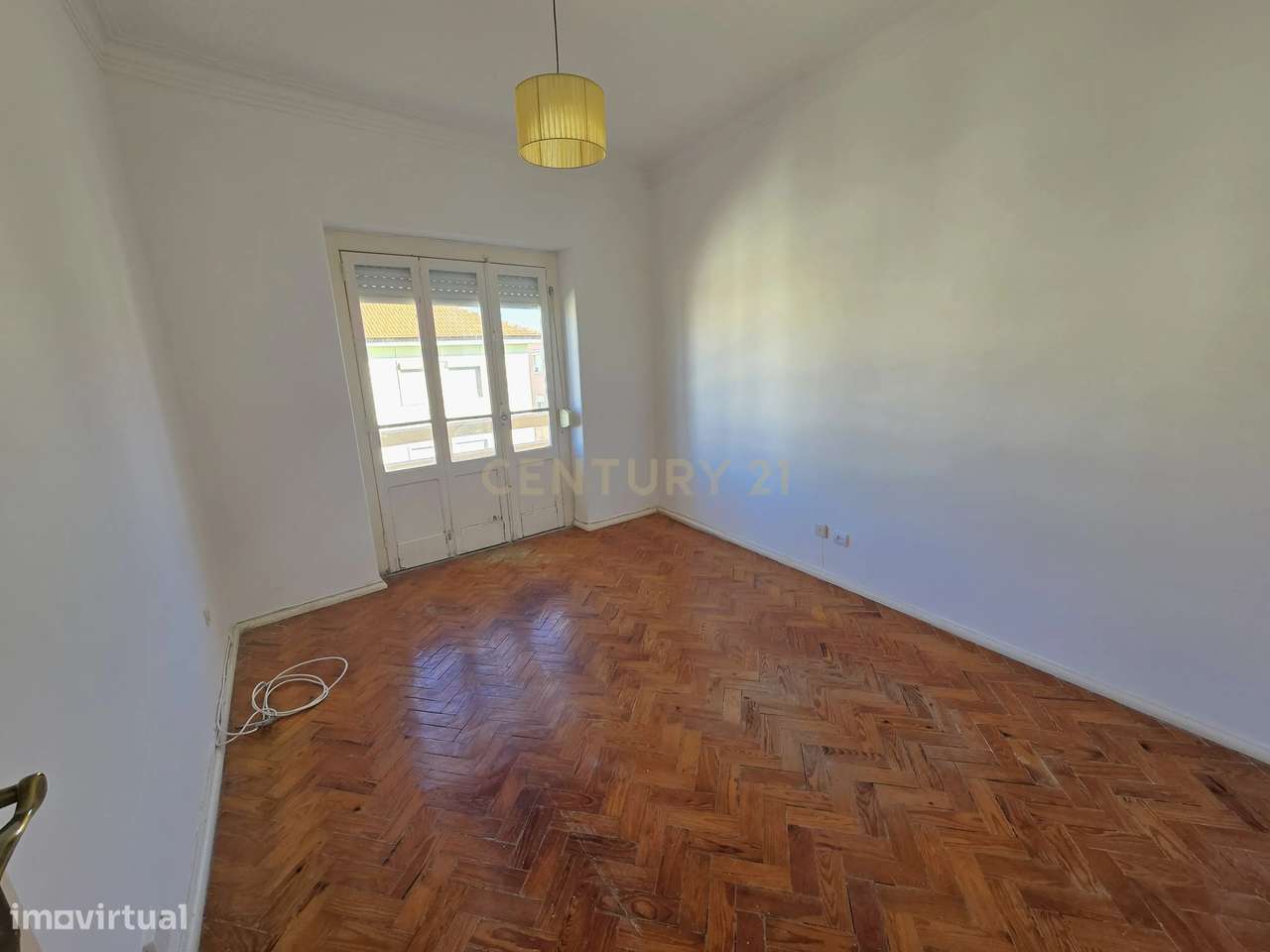Apartamento T1 com Vista rio no centro de Almada-5