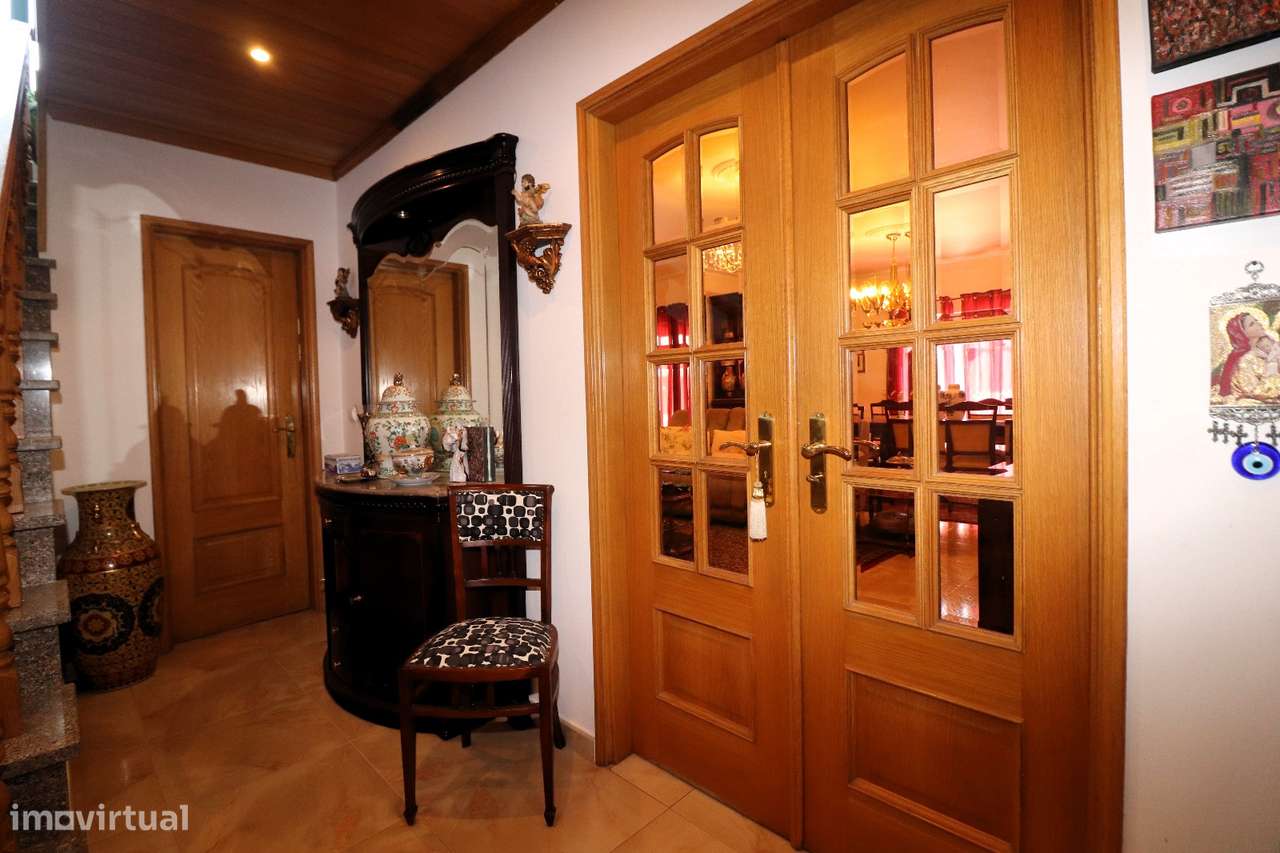 Moradia T4 com Piscina, Cave Ampla-37