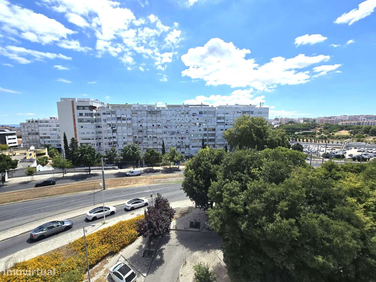 Excelente Apartamento T2 renovado com Open Space e Varanda - Almada-6