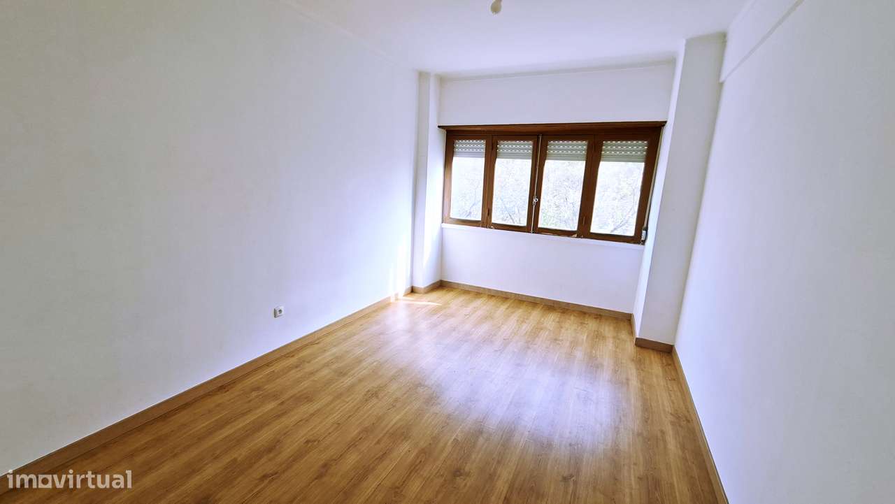 Apartamento T2 luminoso no Barreiro – 5.º andar com elevadore-7