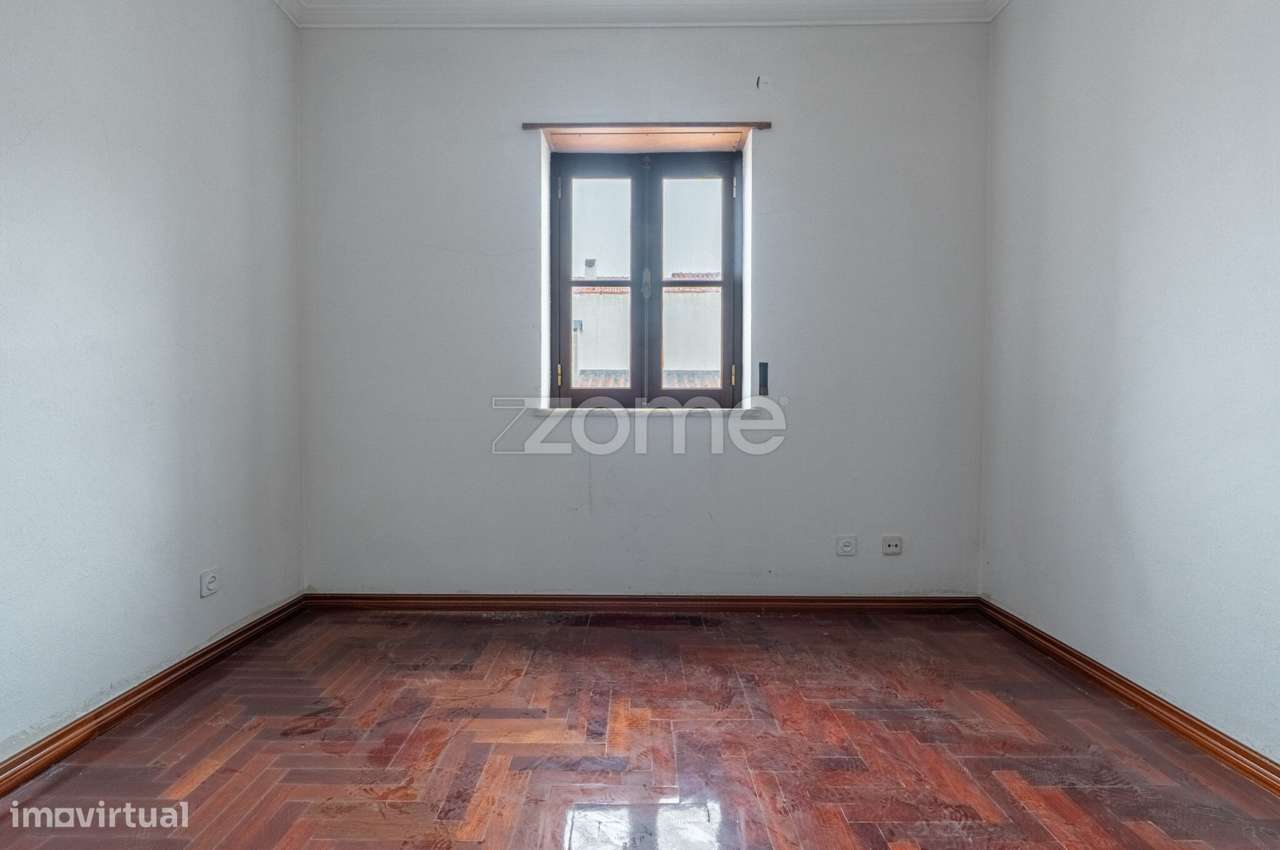 Moradia T3+1 em Manique de Cima a necessitar de acabamentos-11