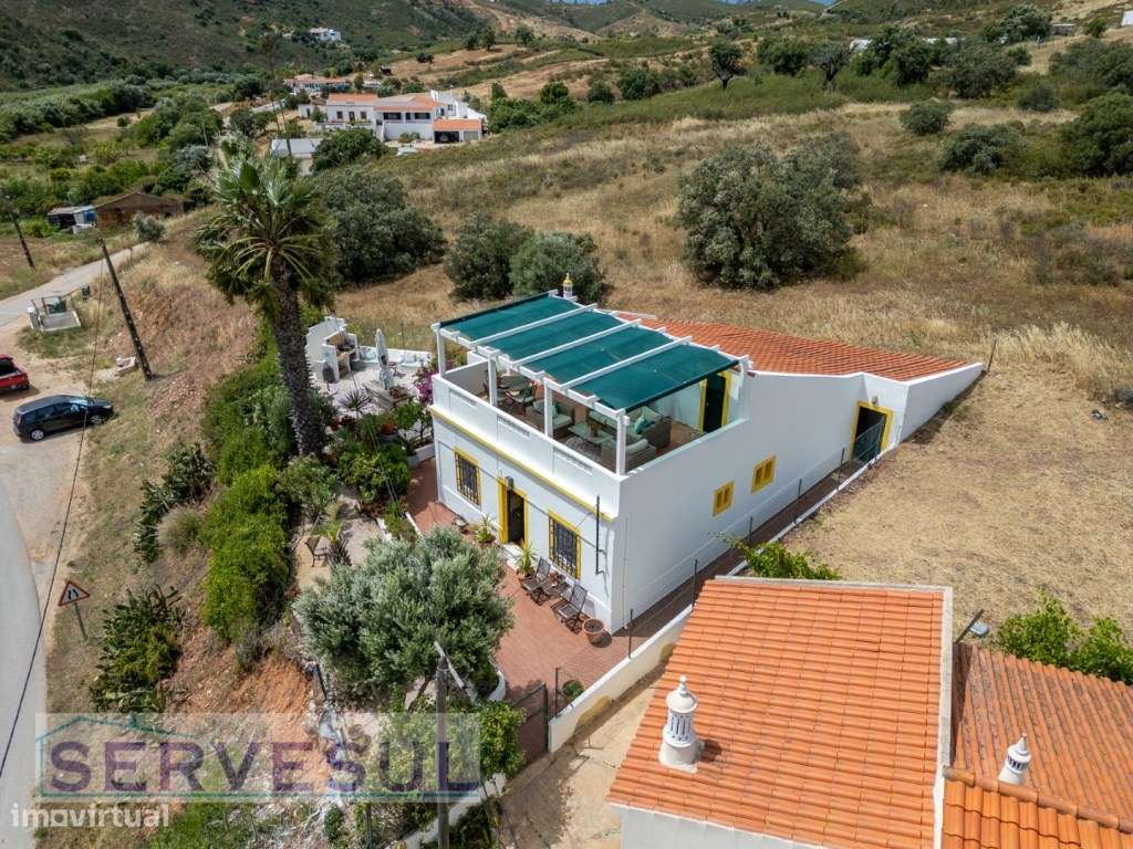Charmosa moradia de 2 quartos de 121 m², inserida num terreno com 2...-36
