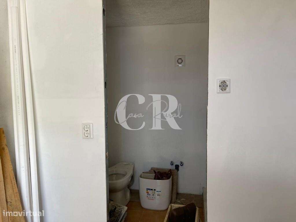 Moradia Térrea Isolada de 2 Quartos com Jardim, Anexos e Garagem, entr-19