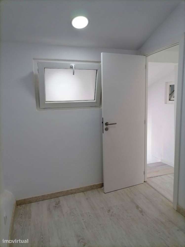 Moradia Remodelada em banda na Rua do Sítio ao Casalinho da Ajuda.-32