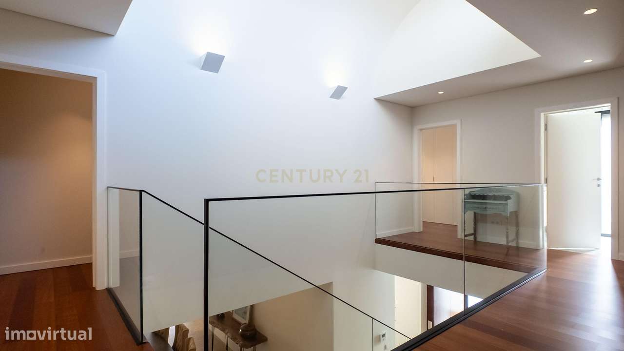 Moradia de Luxo | Construída em 2023 | Design Contemporâneo com Piscin-21