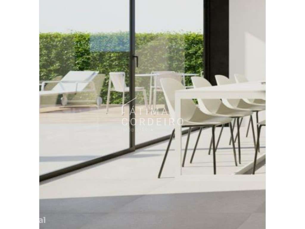 Moradia Isolada T4 com piscina e garagem situada na Aroeira-5