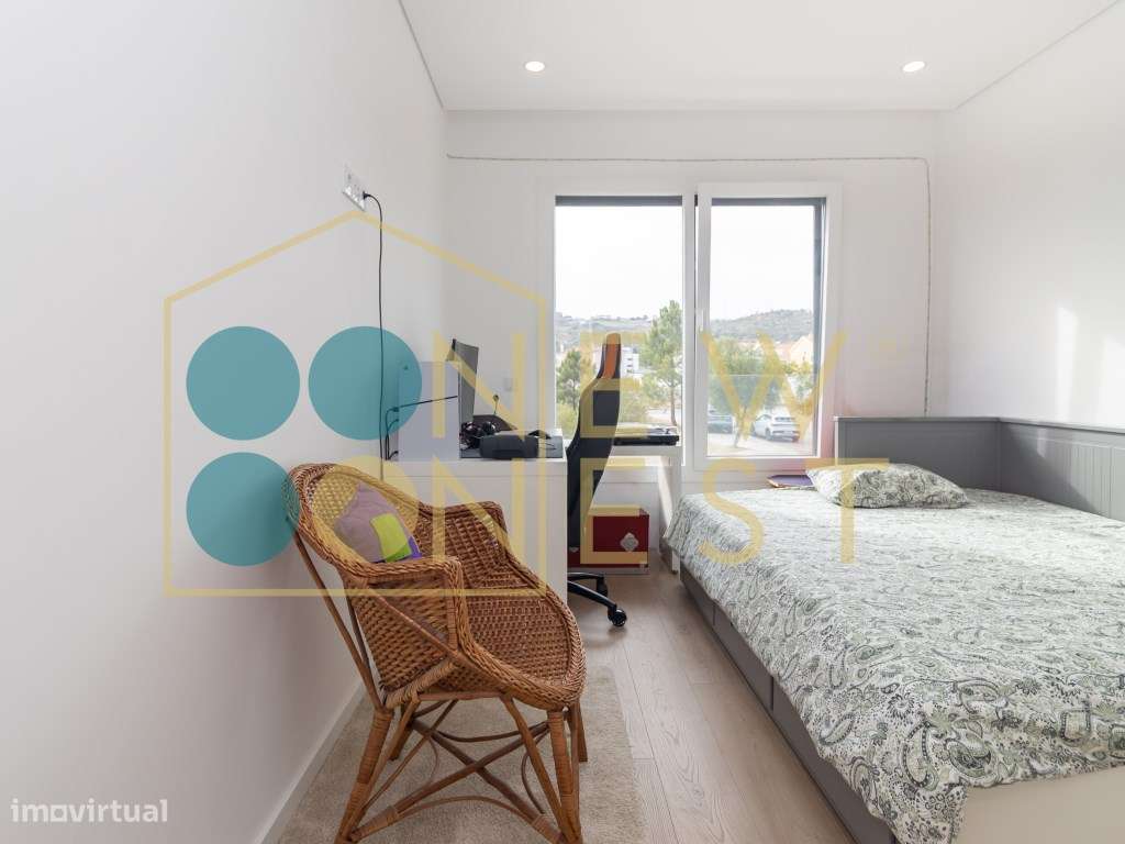 Moradia T3+1 em Banda como Nova com pátio e Vista Castelo de Palmel...-36