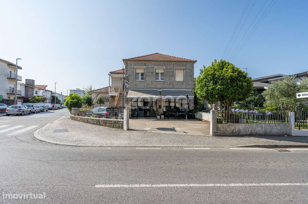 Moradia T5 4 frentes no Centro da Trofa-16