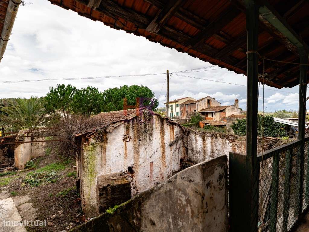 Coimbra, Vende-se Moradia com terreno e jardim.-26