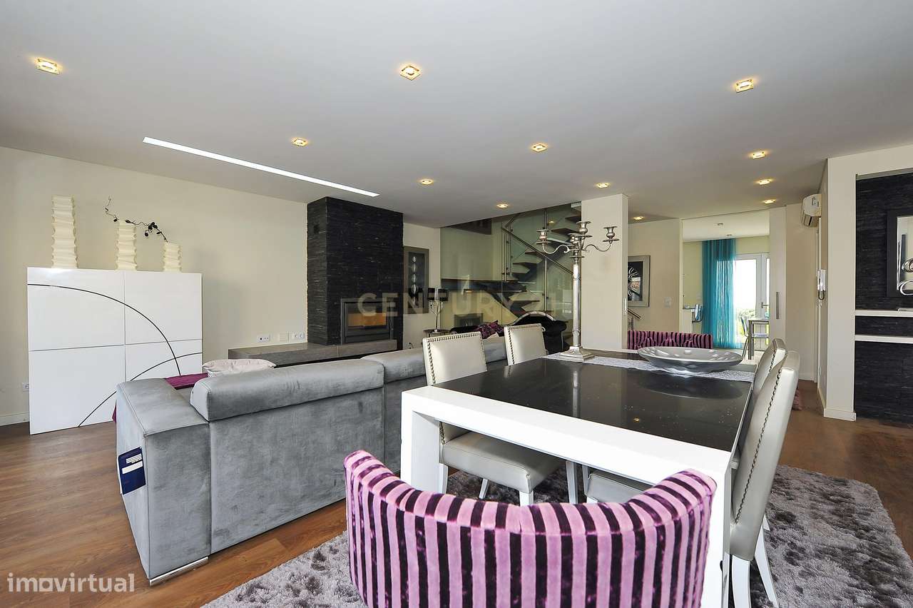 Moradia T3+1 Alto da Parede, em Condomínio Fechado com Vista Mar-7