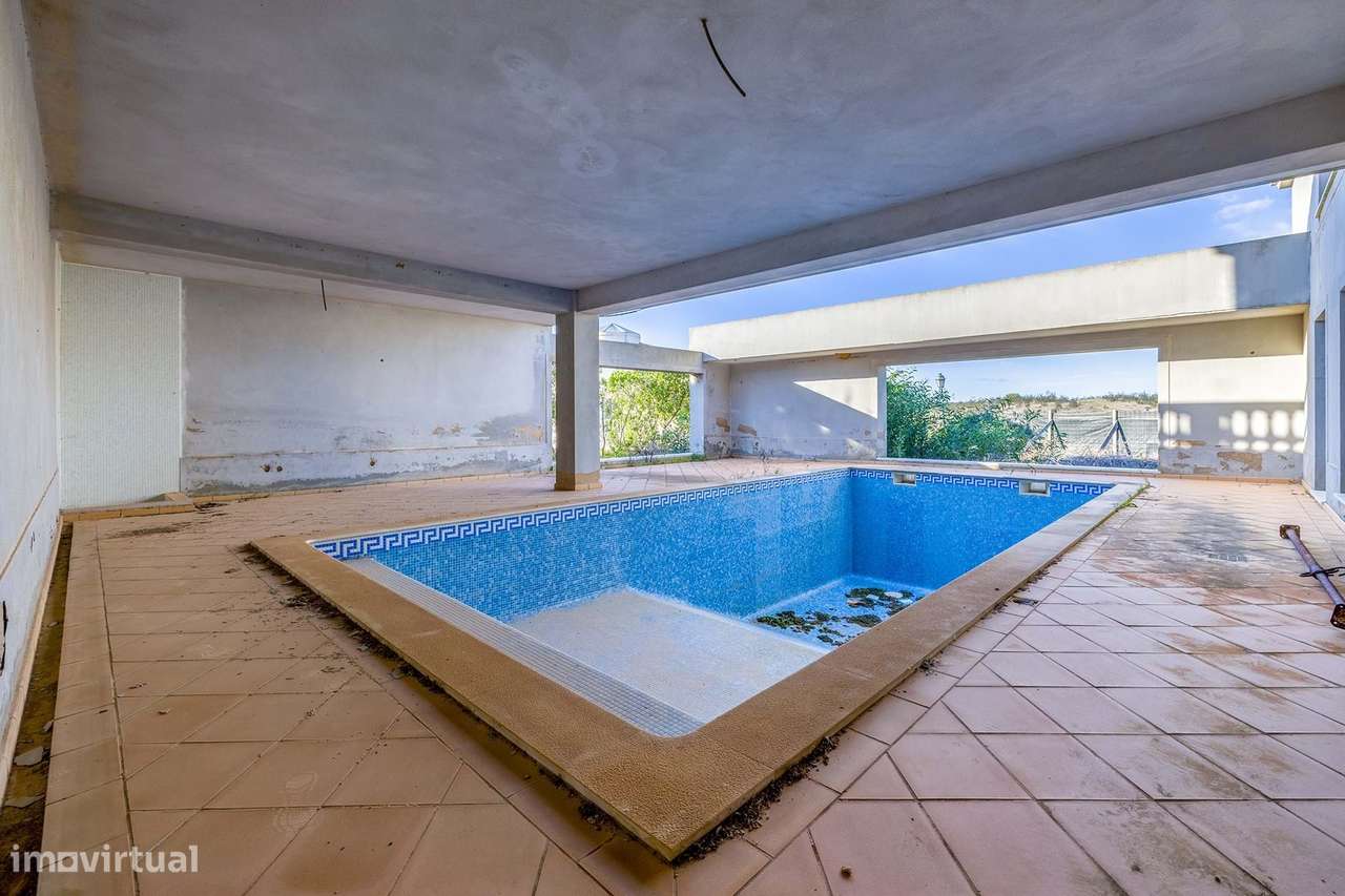 MORADIA INACABADA COM VISTA PANORÂMICA NUM PRESTIGIADO RESORT DE GOLFE - Grande imagem: 4/32