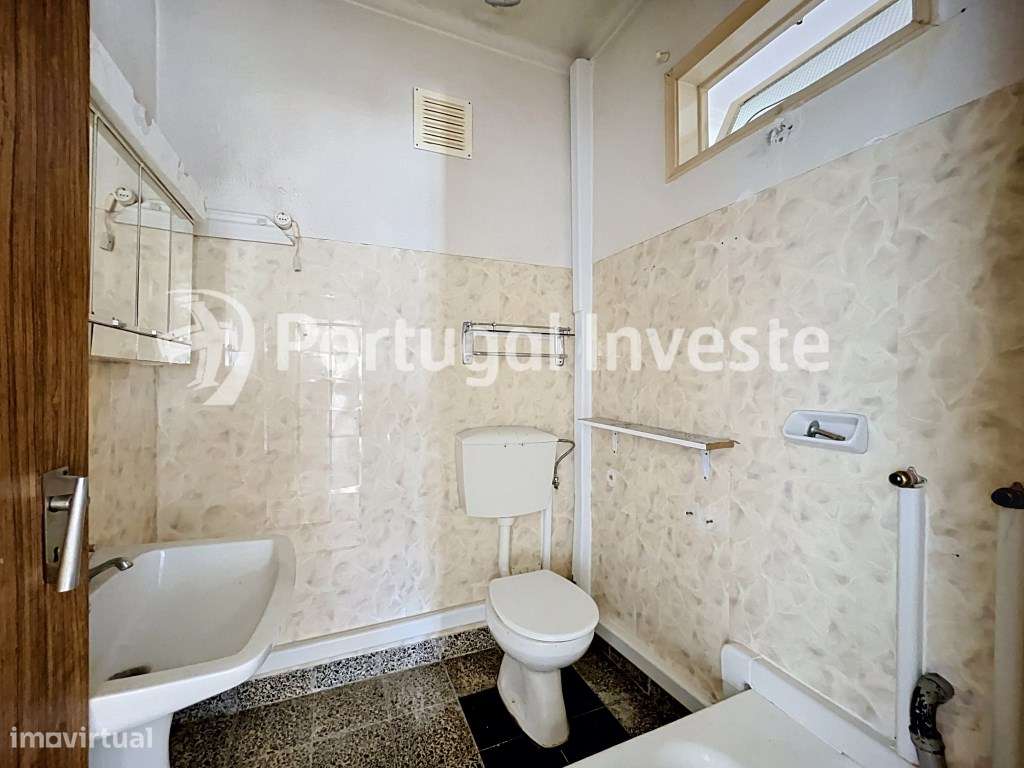 Apartamento de 5 assoalhadas na rua Capitão Leitão, Almada-26